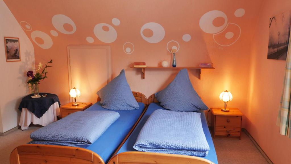 Postel nebo postele na pokoji v ubytování Hotel zur Post