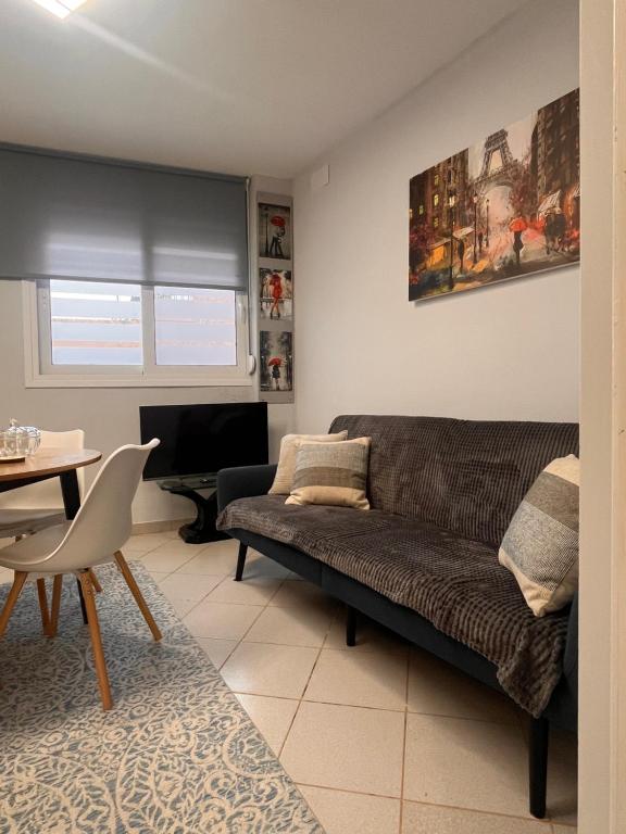 a living room with a couch and a table at Ήρεμο σπίτι casa puente in Stenón