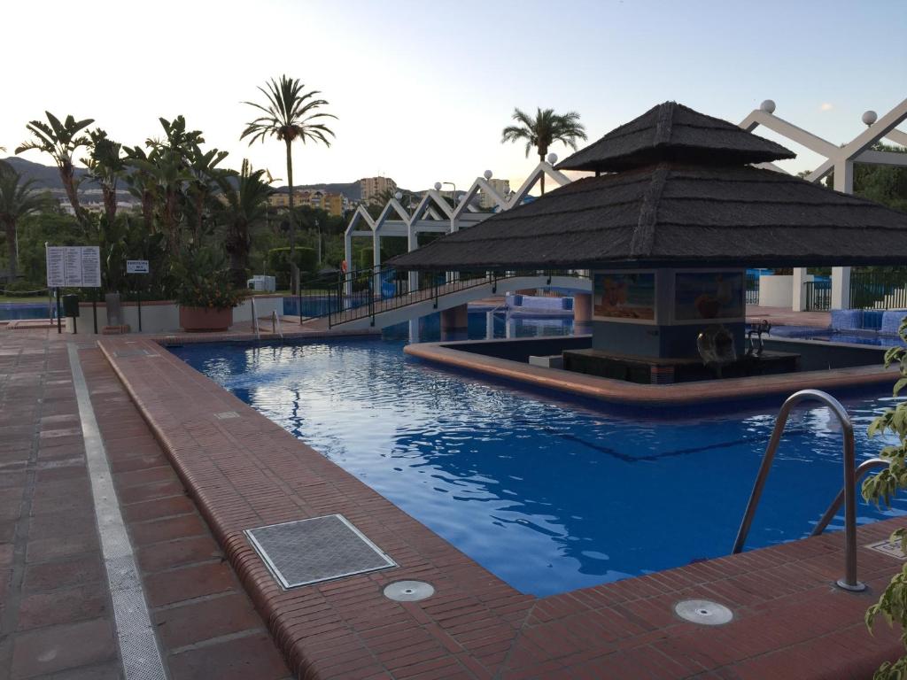 Bazén v ubytování Estudios y Apartamentos Benal Beach nebo v jeho okolí