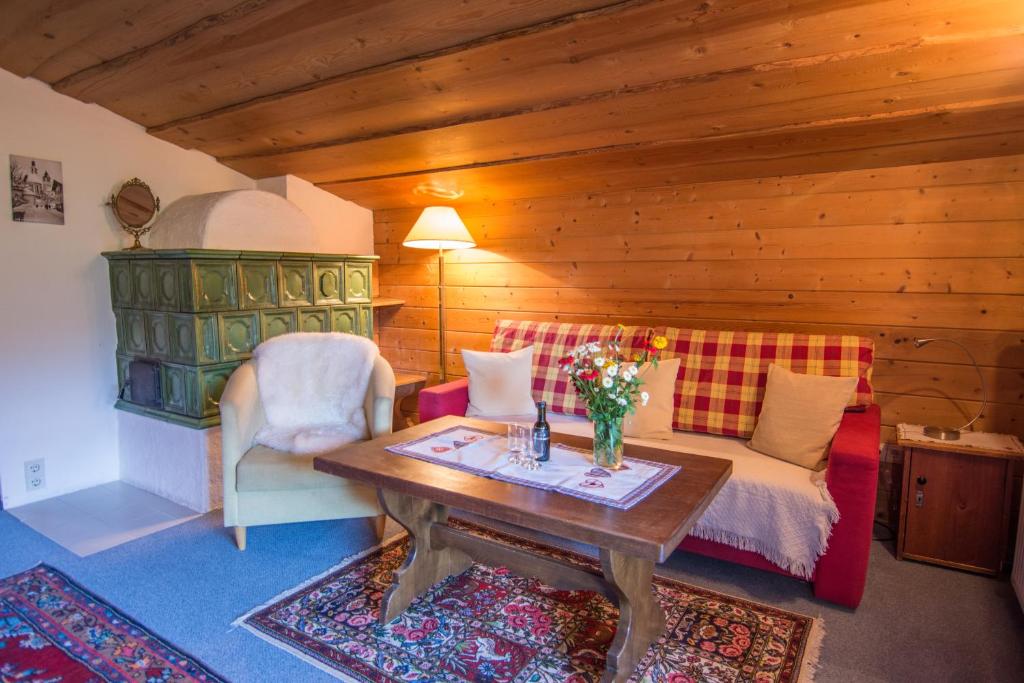 un soggiorno con un divano e un tavolo di Pension Landhaus Gasteiger a Kitzbühel