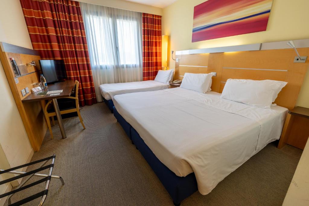 Best Western Palace Inn Hotel - Classic Triple Room With Three Single Beds