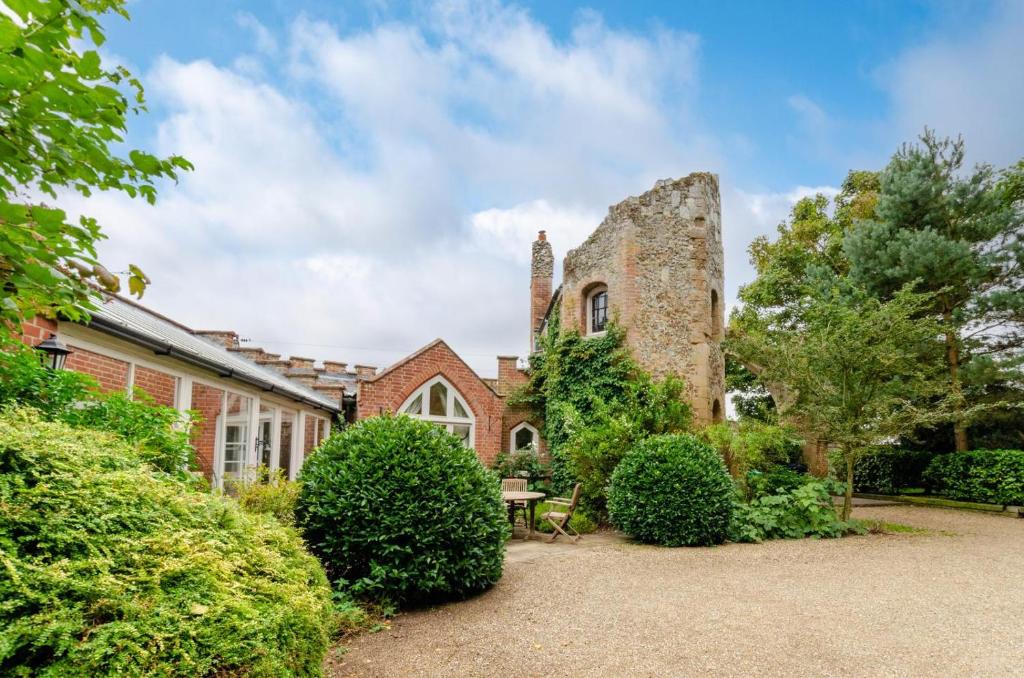 an old stone house with a garden in front of it at 2 Bed in Tunstall oc-ivylod in Rendlesham
