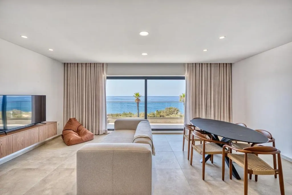 Exquisite Seafront Getaway