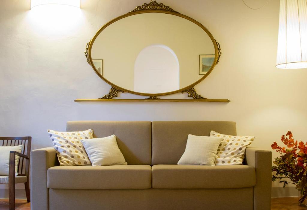 フィレンツェにあるCedar Pepiのソファの上に鏡(枕付)
