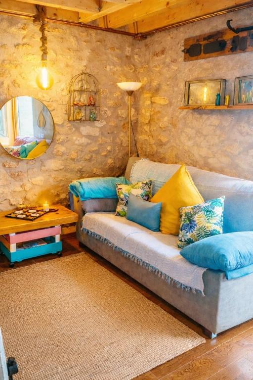a living room with a couch and a table at La Casita de Lledó in Vilafamés