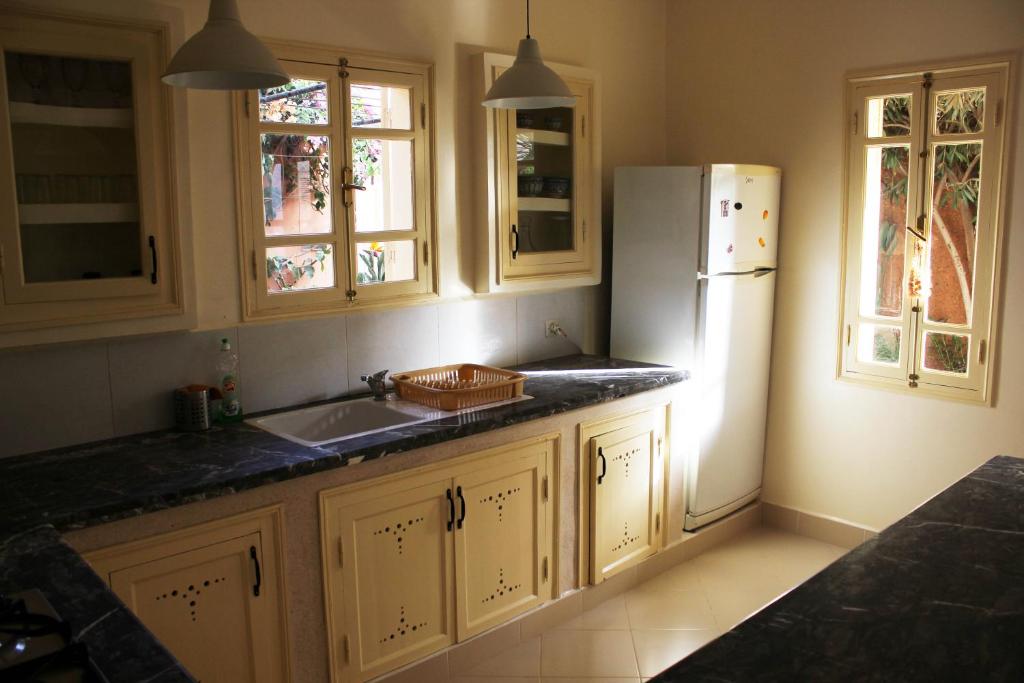 Una cocina o cocineta en Tifawin Home And Garden