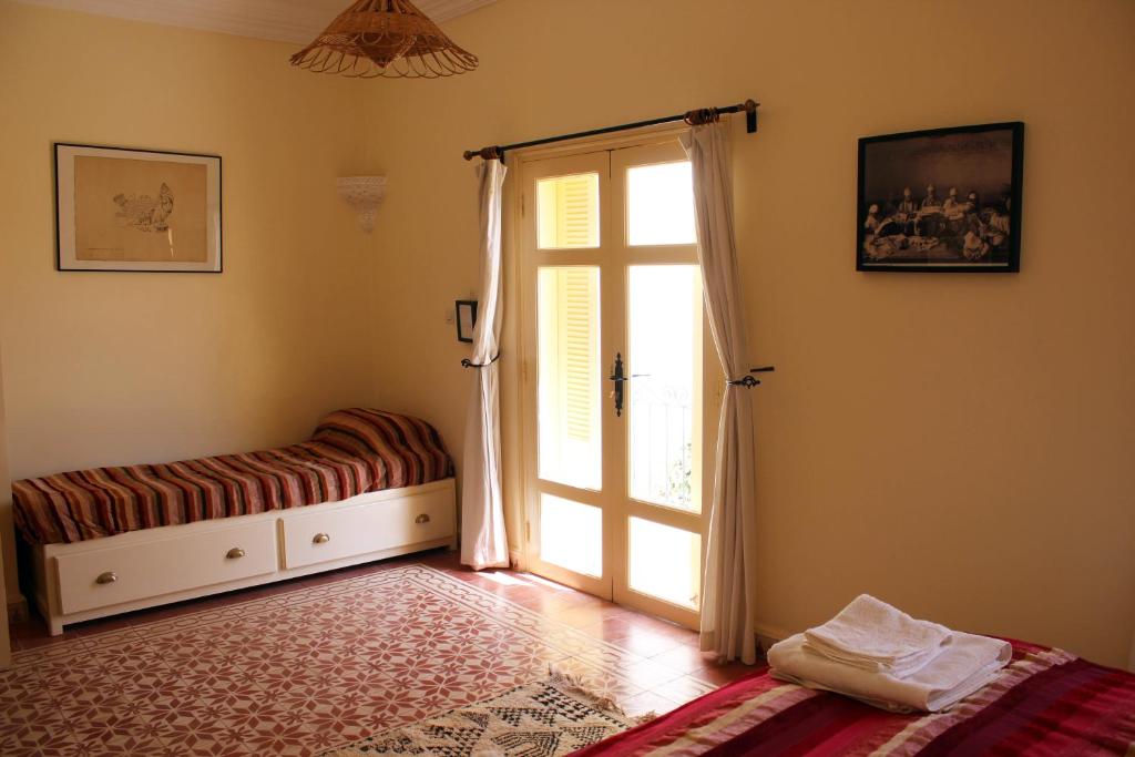 Una cama o camas en una habitación de Tifawin Home And Garden