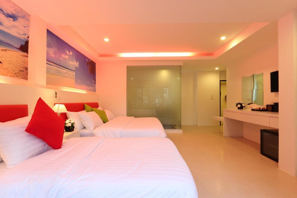 Postel nebo postele na pokoji v ubytování Armoni Patong Beach Hotel