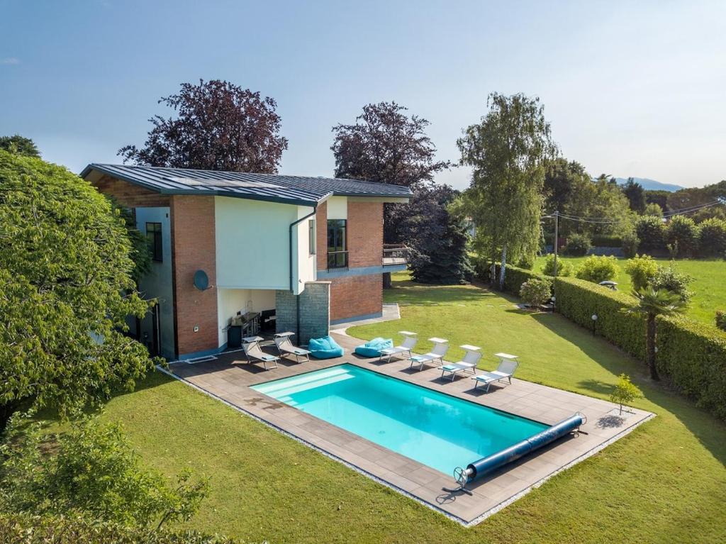 a swimming pool in the yard of a house at Aurora Villa in Lesa