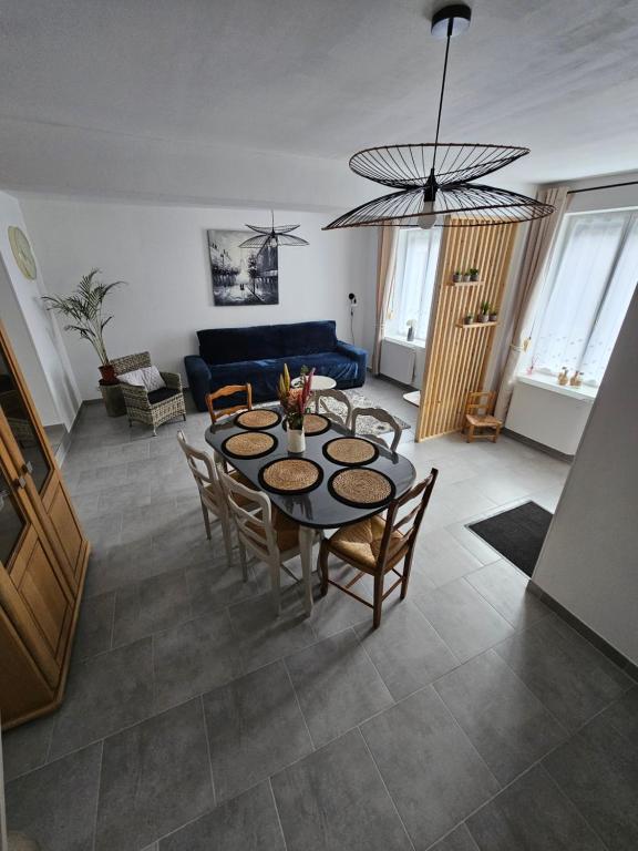 a living room with a table and chairs at Gîte de la Tour d'horloge in Carvin