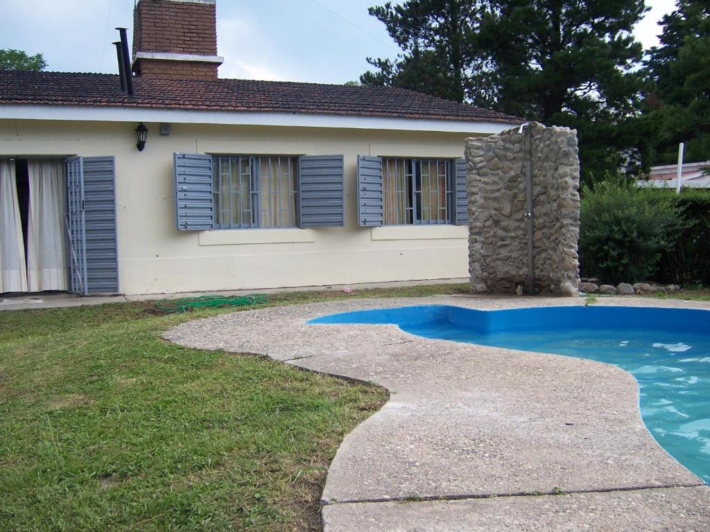 una casa con piscina en el patio en El Descanso en 
