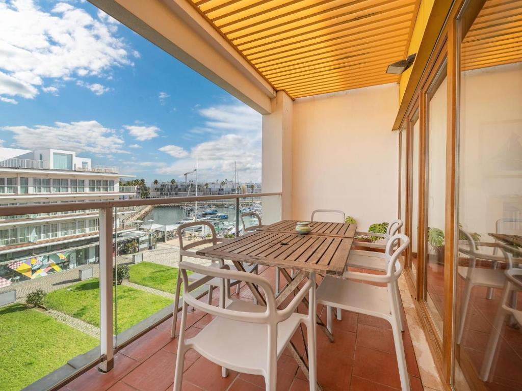 Top floor apartment with marina views #1993