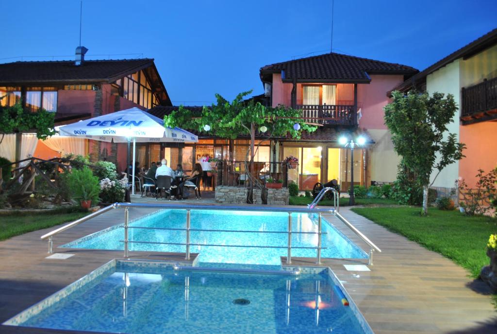 - une piscine en face d'une maison dans l'établissement Family hotel Gradina, à Ognyanovo