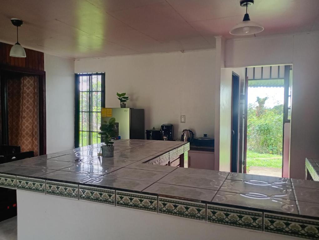 a kitchen with a large marble counter top at Cabaña cielo celeste in Rio Celeste