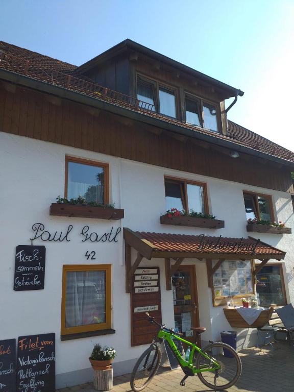 a building with a bike parked in front of it at Ferienwohnung Dietz in Dießen am Ammersee