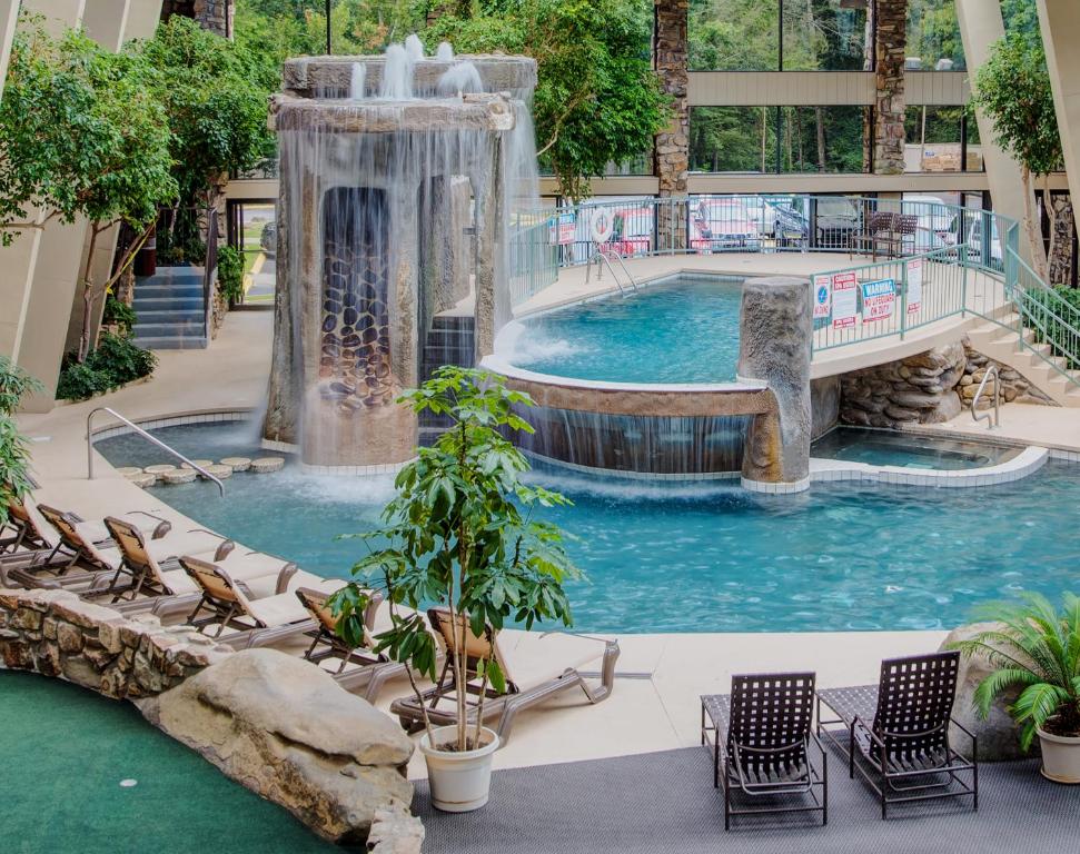 einen großen Pool mit Wasserfall in einem Resort in der Unterkunft Glenstone Lodge in Gatlinburg