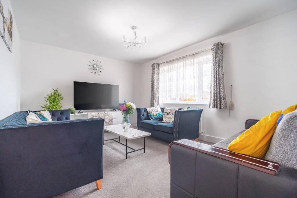 a living room with two couches and a tv at 3 Bedroom Spacious Bella Range Homes in Hornchurch