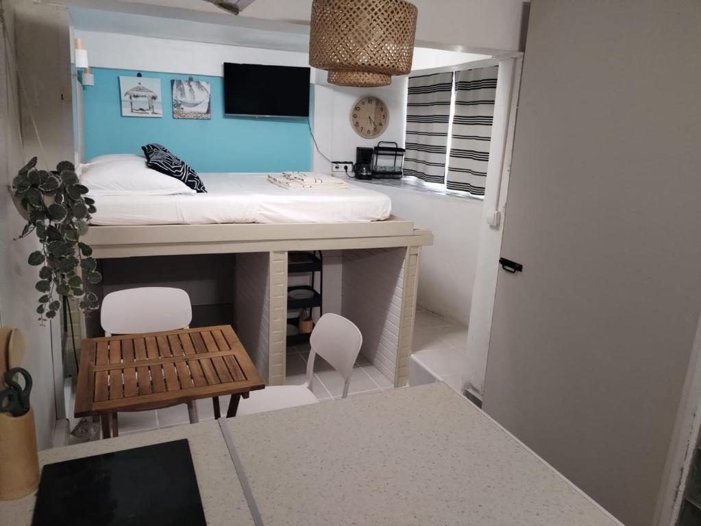 a small room with a bed and a table and chairs at Lagoon Studio Appartement in Fort-de-France