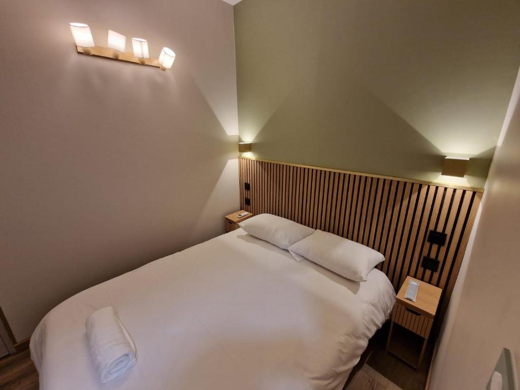 Llit o llits en una habitació de Hotel Du Centre