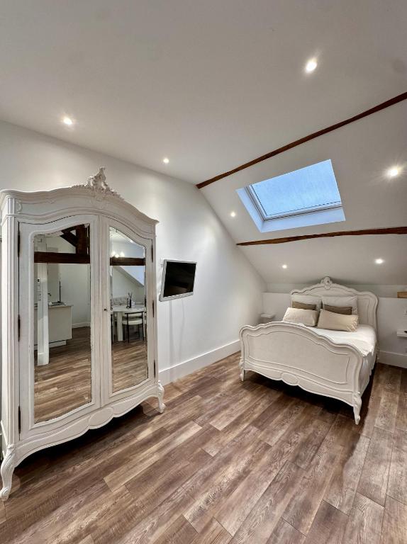 a bedroom with a bed and a skylight at Studio 3 des Remparts à 5 mins de Charleville-Mézières in Warcq