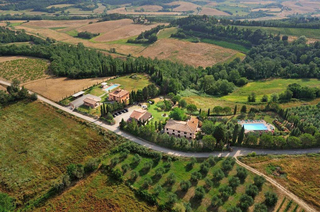 z góry widok na dom z basenem w obiekcie Agriturismo Canale w mieście Peccioli