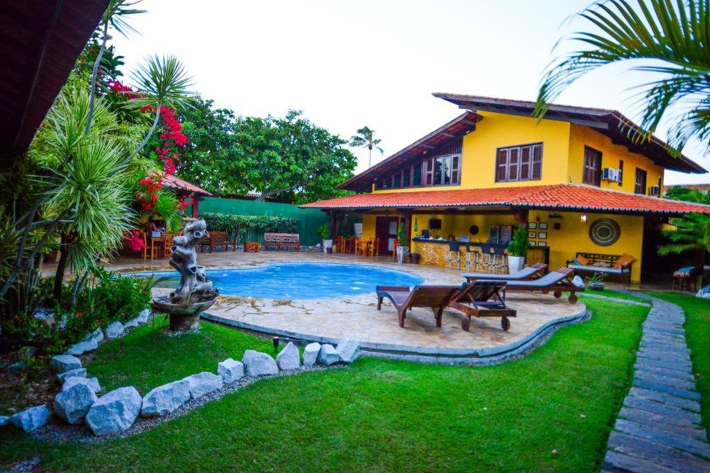 una casa con piscina en el patio en Pousada Maresias do Cumbuco, en Cumbuco