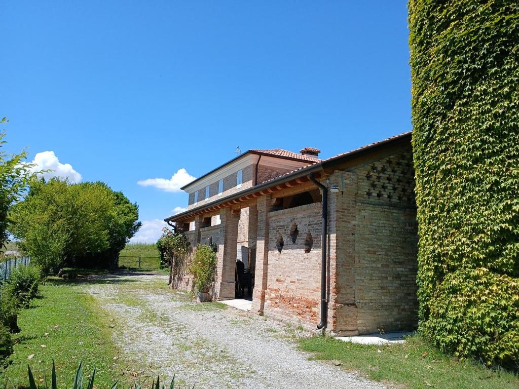 an old brick building on the side of a road at Mandre-Chiggiato, Sesta Presa in Ca Corniani