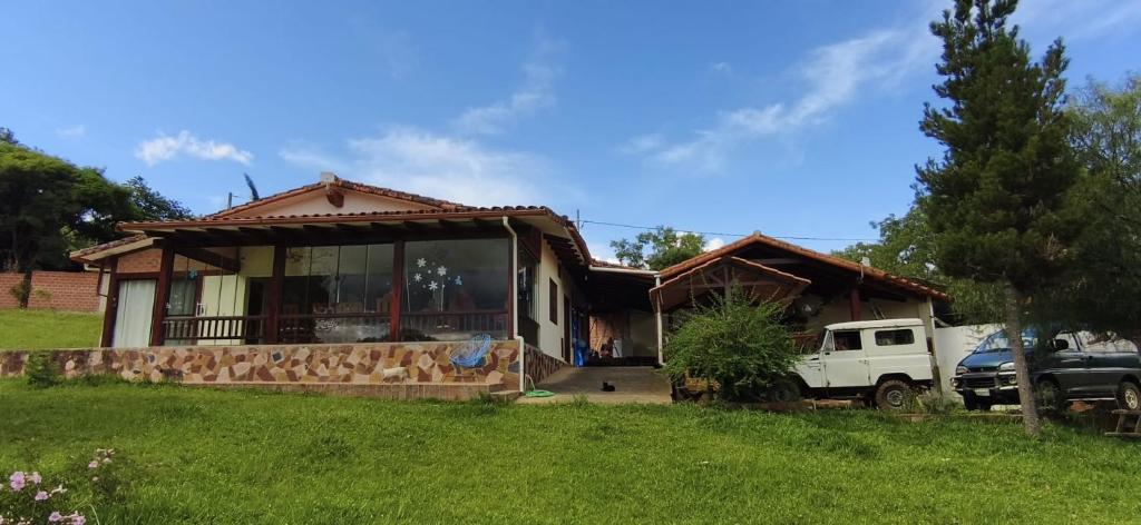 a house with a truck parked in front of it at Gästehaus Samaipata in Samaipata