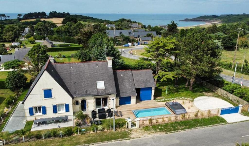 an aerial view of a house with a swimming pool at Spacieuse maison avec piscine proche plage à Canca in Cancale