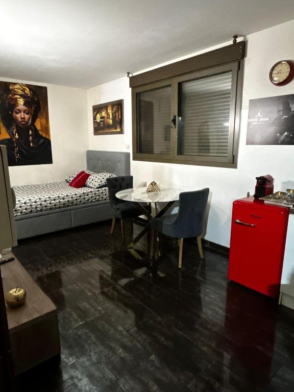 a living room with a table and a bed at Résidence P&C Studio Douillet à Neuilly-sur-Marne in Neuilly-sur-Marne