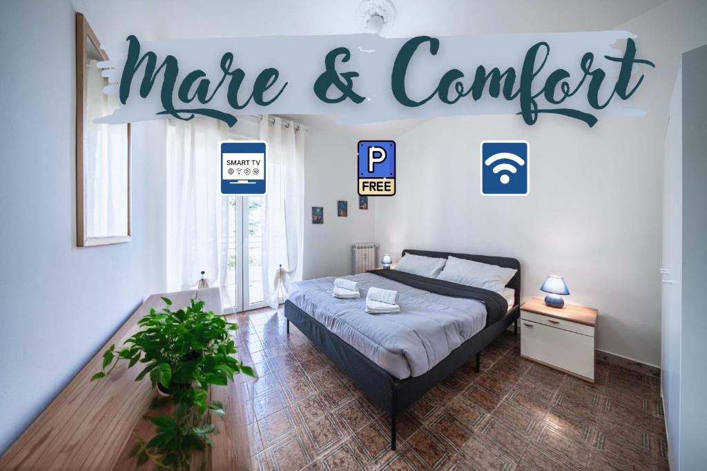 a bedroom with a bed with a sign that reads mate and comfort at Mare & Comfort - Box Auto - Balcone - Free Wifi in Borghetto Santo Spirito