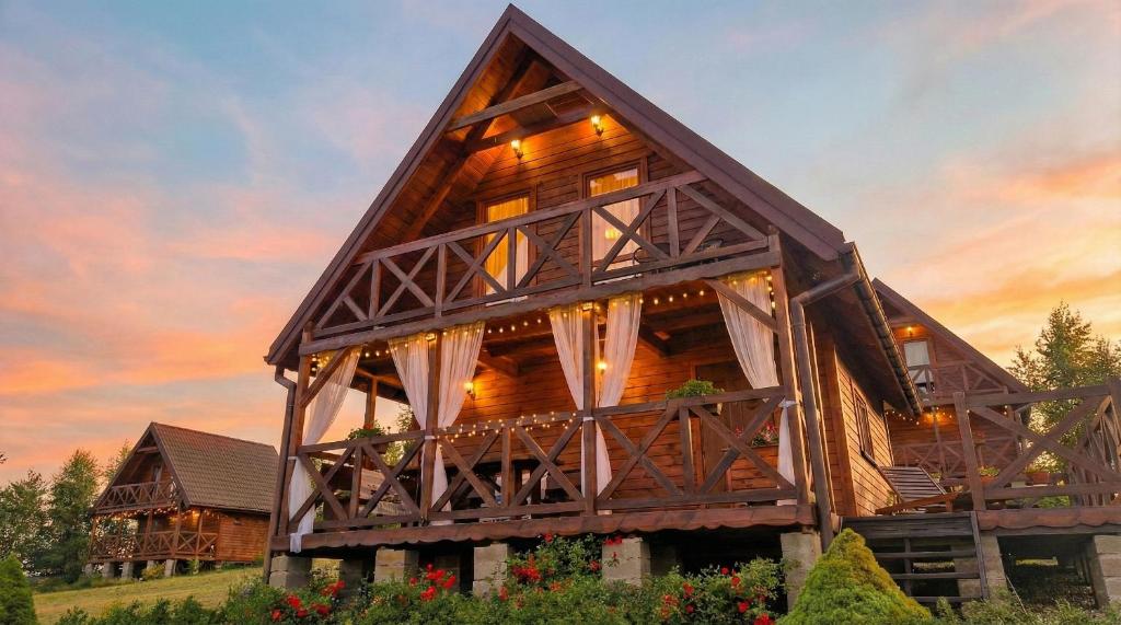 a large wooden house with a sky background at Cichosza Miłomłyn in Miłomłyn