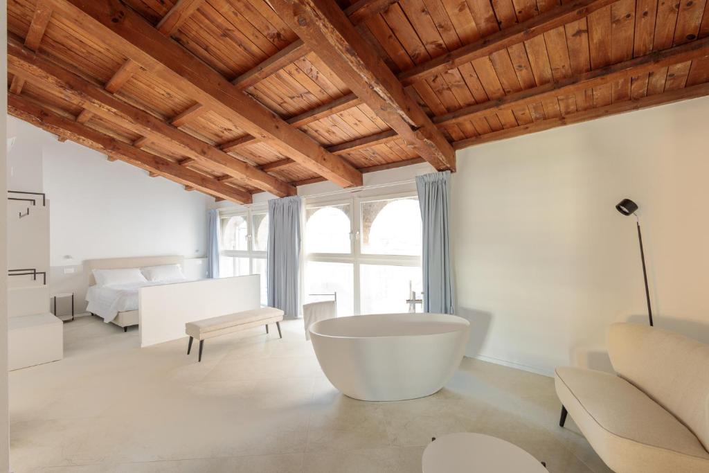 a living room with a large tub in the middle of the room at Palazzo Simonetti in Ascoli Piceno