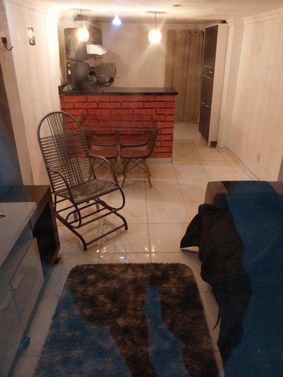 a living room with a table and a chair at à 5 minutos do Parque do Povo in Campina Grande