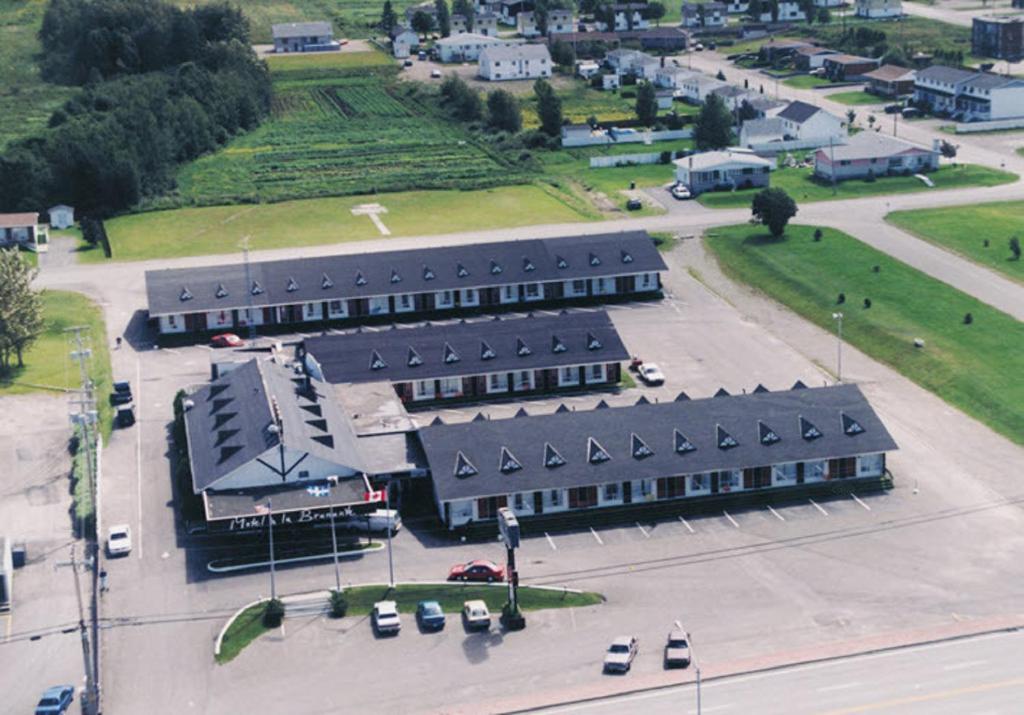 an overhead view of a building with a parking lot at Motel à la Brunante in Sainte-Anne-des-Monts