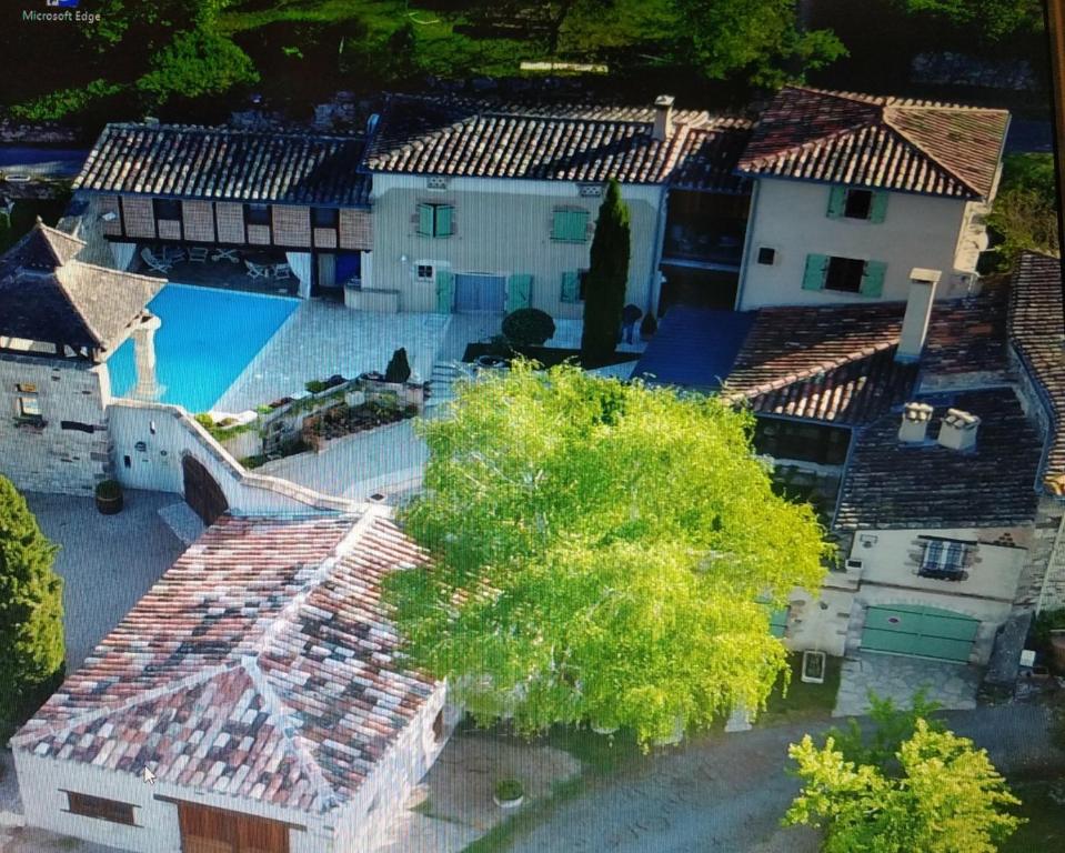 an aerial view of a house with a swimming pool at Truffières de Boitresor in Labarthe-Bleys