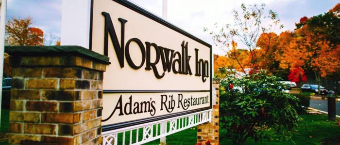 un signe de bienvenue pour un parking dans l'établissement Norwalk Inn & Conference Center, à Norwalk