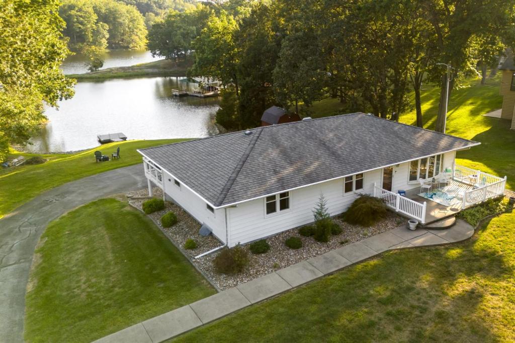 an aerial view of a white house with a lake at Classic Lakeside Vacation Sleeps 9 in Marion