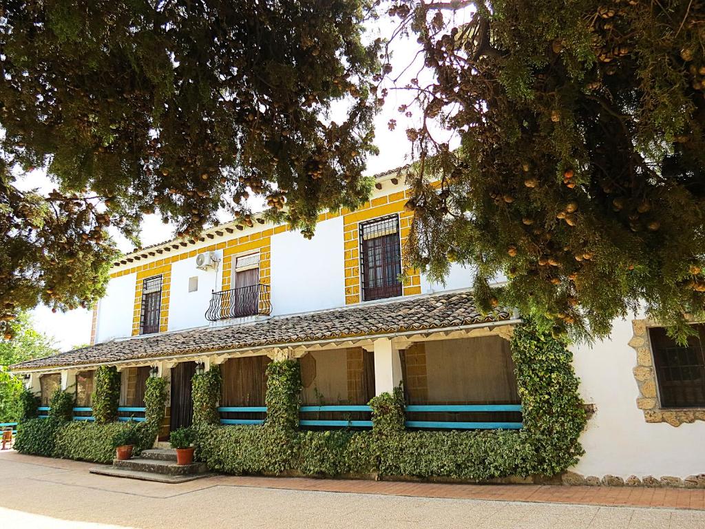 Alojamiento rural San Juan Bautista piscina y jardín en Cazorla