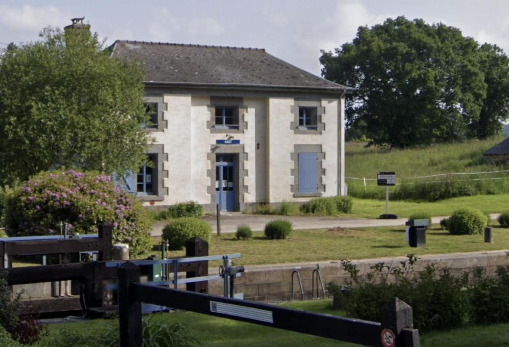 a house on a hill with a sign in front of it at Gîte du Gacet in Trévérien