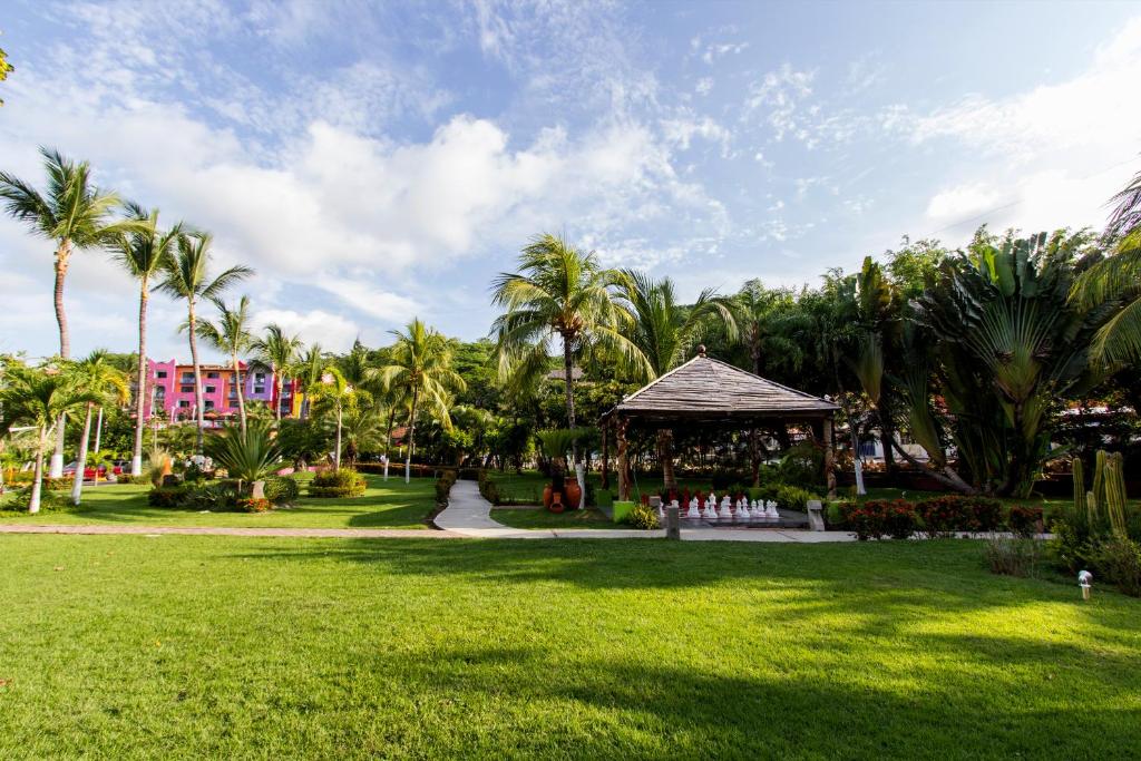 Zahrada ubytování Decameron Los Cocos Guayabitos, Ramada All-Inclusive Resort