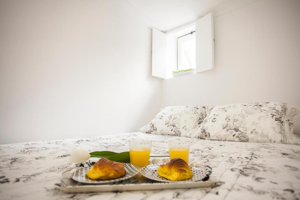 ein Tablett mit Croissants und zwei Gläsern Orangensaft in der Unterkunft Light of Lisbon Apartments I in Lissabon