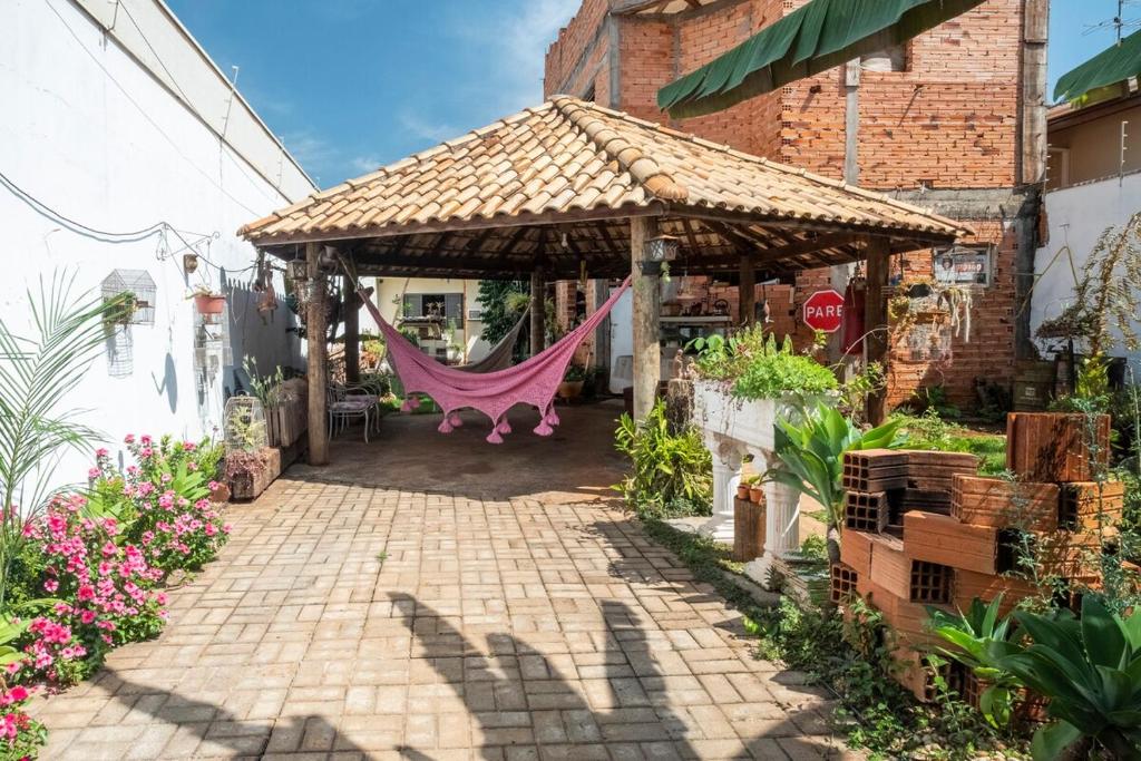 a patio with a hammock in a house at Suite com ar in Jaú