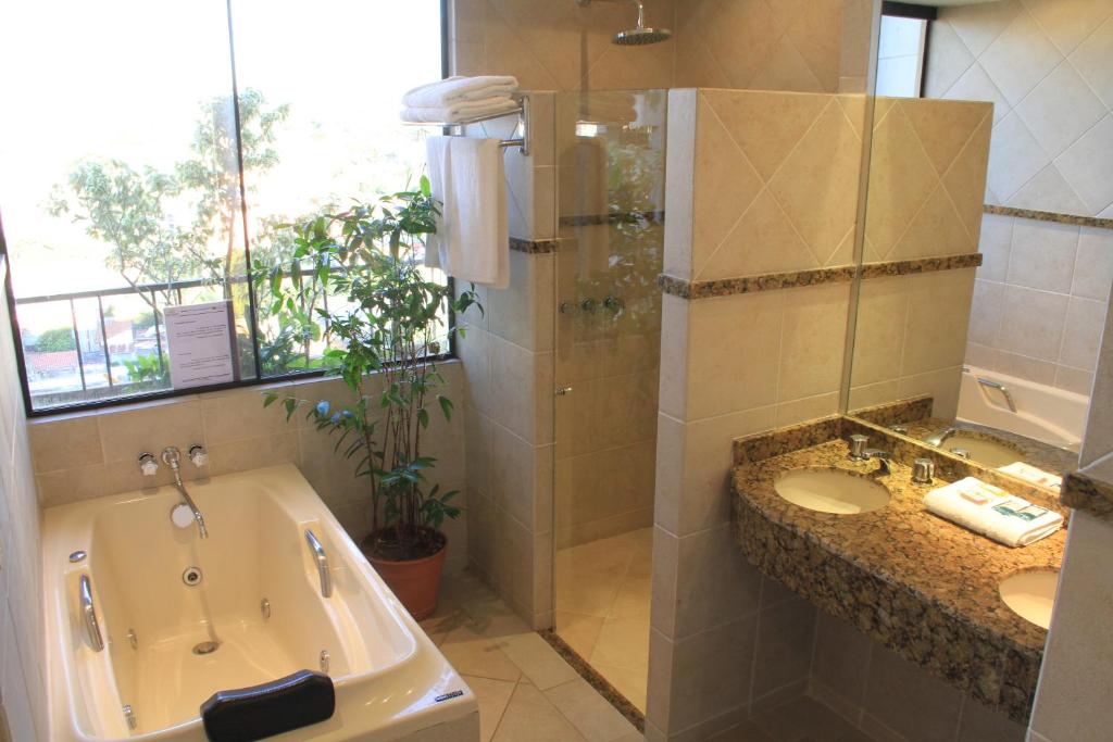Koupelna v ubytování Premier Hill Suites Hotel