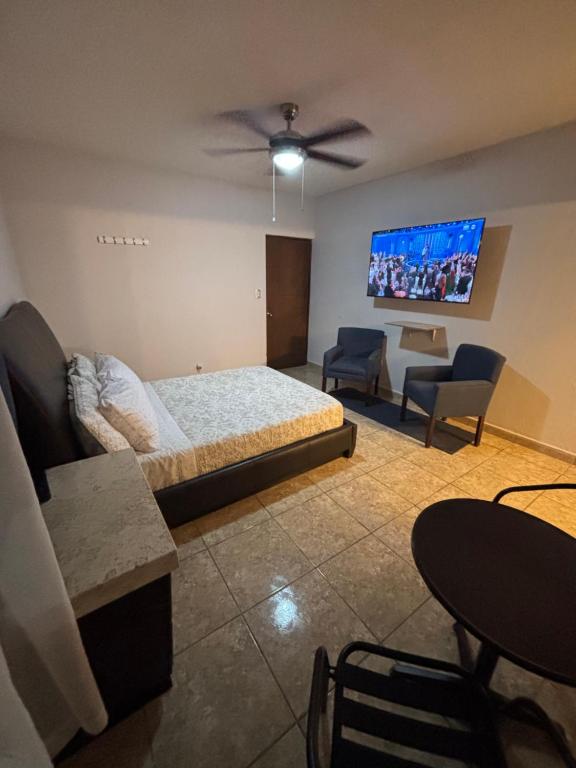 a bedroom with a bed and a flat screen tv at Habitación Roble, cómoda y espaciosa in Saltillo