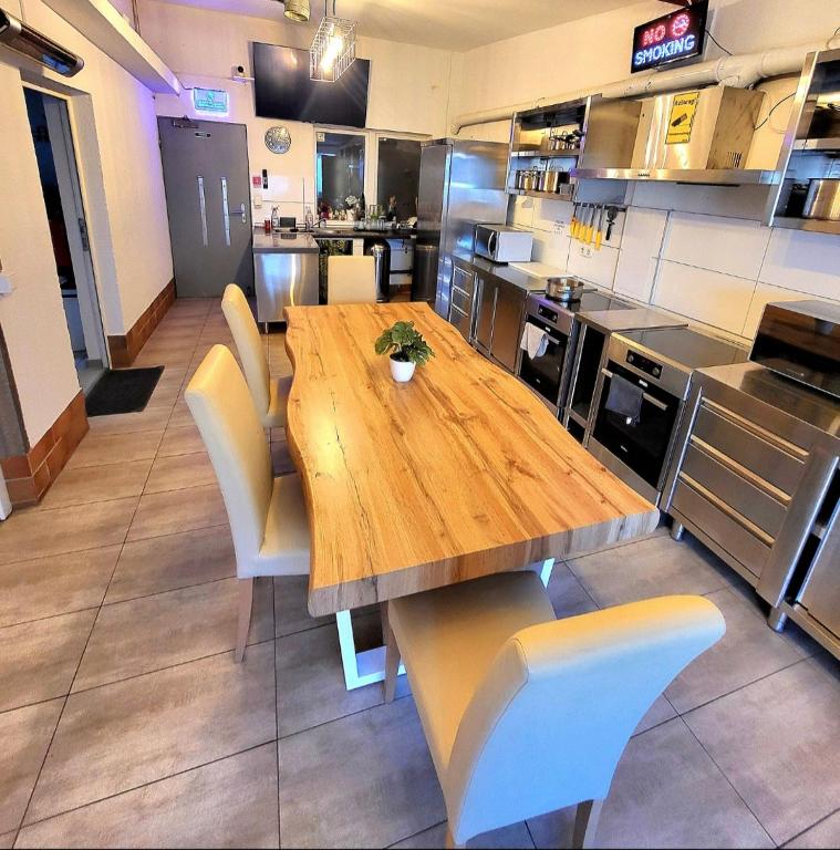 a large kitchen with a wooden table and chairs at Pension Mediterrano - Monteurzimmer in Bedburg