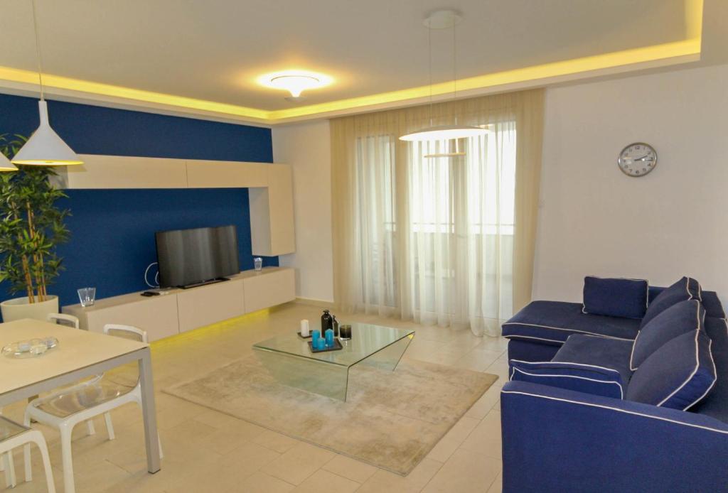 a living room with a couch and a table at Paris Garden Rooms in Debrecen