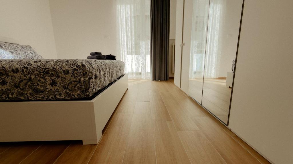 a bedroom with a bed and a large mirror at Bridge's House - a 50 mt dalla spiaggia e da tutti i servizi! in Pescara