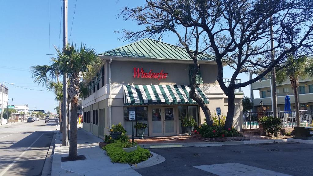 un restaurante mcdonalds en una calle con palmeras en Windsurfer Hotel en Myrtle Beach