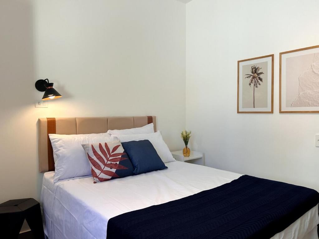 a bedroom with a bed with white sheets and pillows at AP Smart Samaritan Fast Internet Office in Campinas